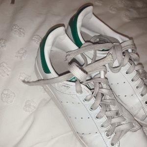 stan smith green and white tennis shoes